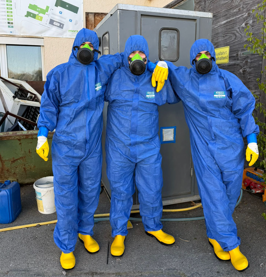 Asbest Ataker Team in blauen Schutzanzügen