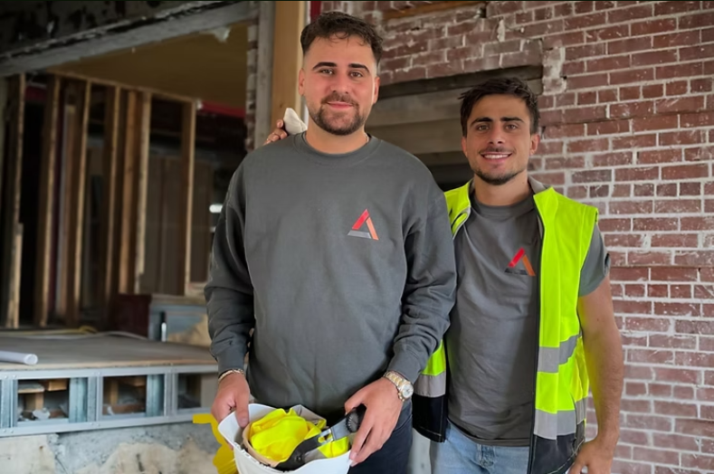 Ataker Team in Schutzanzügen bei der Schadstoffsanierung