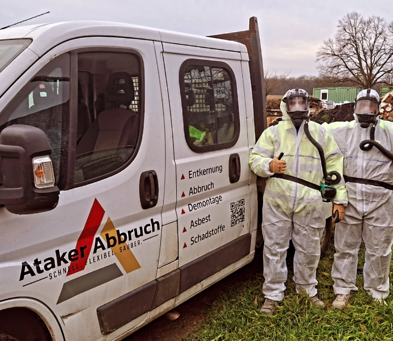Ataker Abbruch Fahrzeug mit Sanierungsteam